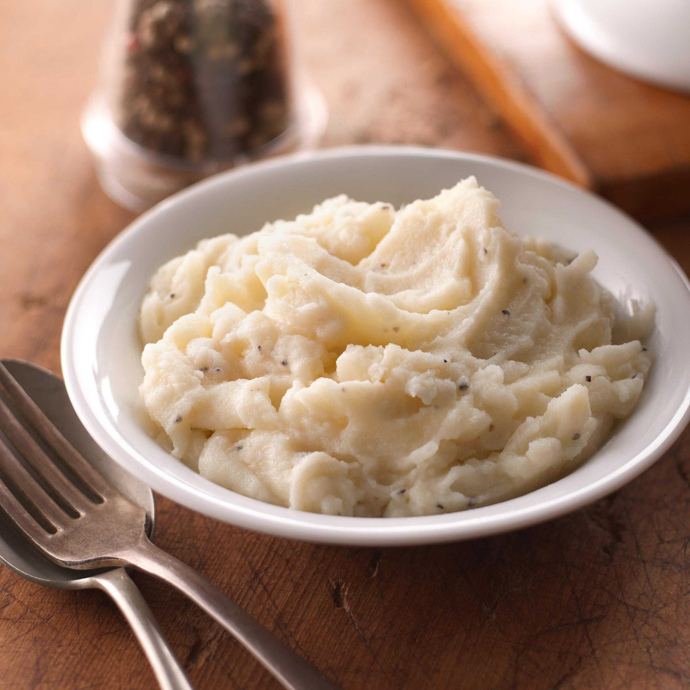 Simply Potatoes® Refrigerated Deluxe Mashed Potatoes made with peeled russet potatoes, 4/6 Lb Bags